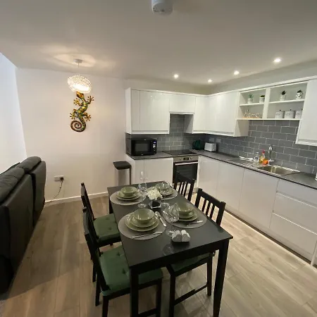 Modern 2 Bedroom Apartment, With Car Parking. Bitton Exterior photo