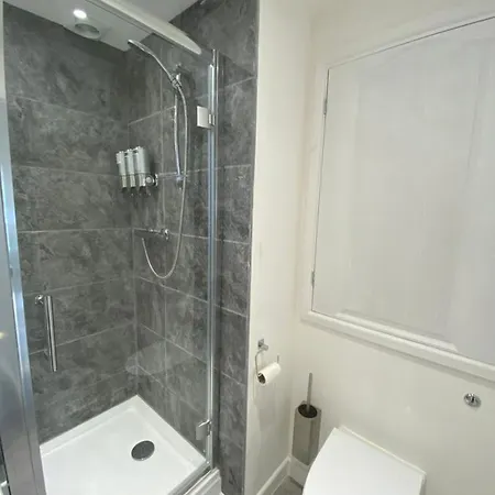 Modern 2 Bedroom Apartment, With Car Parking. Bitton Exterior photo