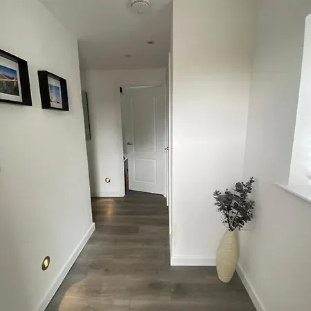 Modern 2 Bedroom Apartment, With Car Parking. Bitton Exterior photo