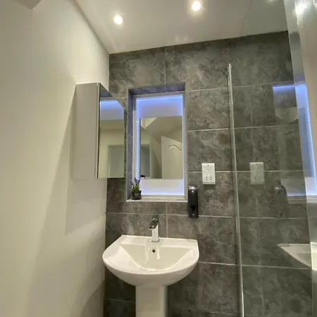 Modern 2 Bedroom Apartment, With Car Parking. Bitton Exterior photo