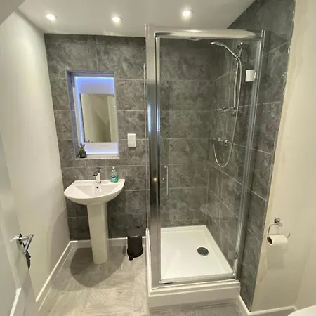 Modern 2 Bedroom Apartment, With Car Parking. Bitton Exterior photo