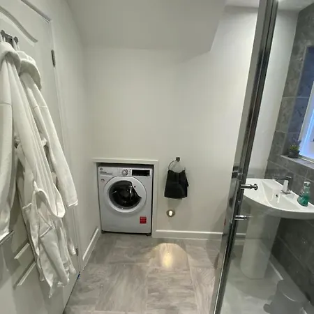 Modern 2 Bedroom Apartment, With Car Parking. Bitton Exterior photo