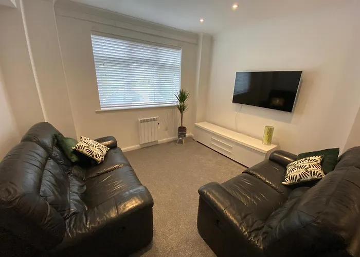Modern 2 Bedroom Apartment, With Car Parking.