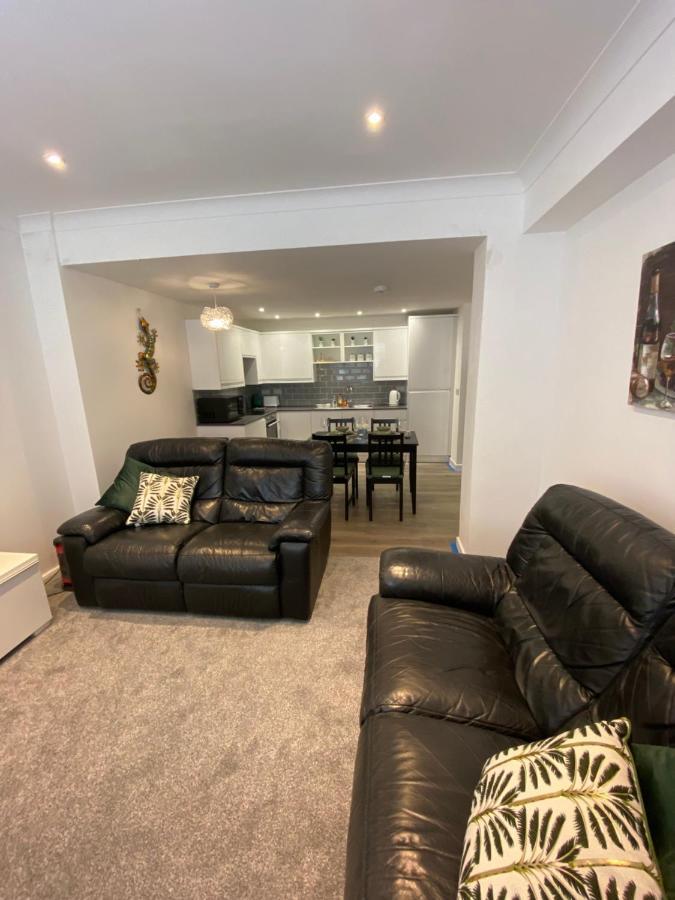 Modern 2 Bedroom Apartment, With Car Parking.