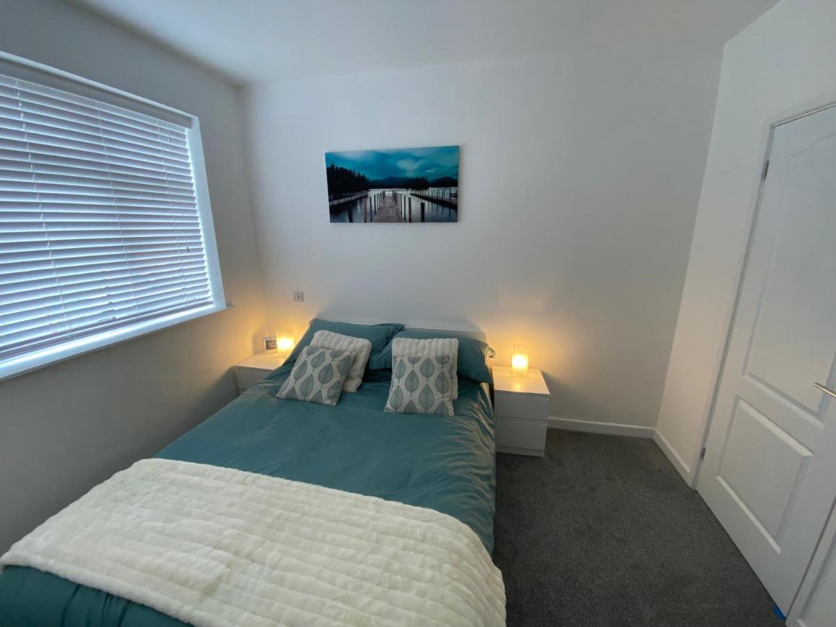Apartment Modern 2 Bedroom Apartment, With Car Parking. *